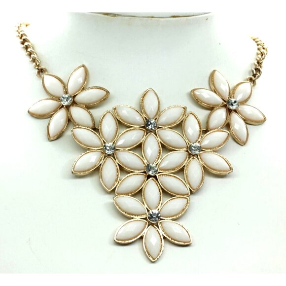 VINTAGE BTIME DAISY white flower runway/statement necklace gold tone 20" signed - Picture 2 of 8